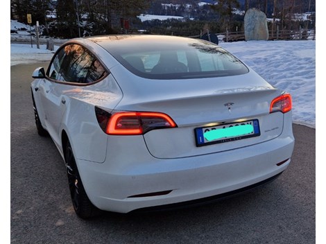 Tesla M3 Long Range AWD mit Anhängerkupplung Tesla M3 Long Range AWD mit Anhängerkupplung