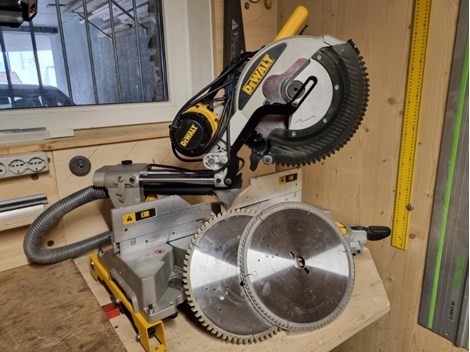 Kappsäge mit Schneidebock Kappsäge mit Schneidebock