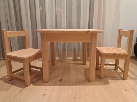 Holztisch mit 2 Stühlen Holztisch mit 2 Stühlen