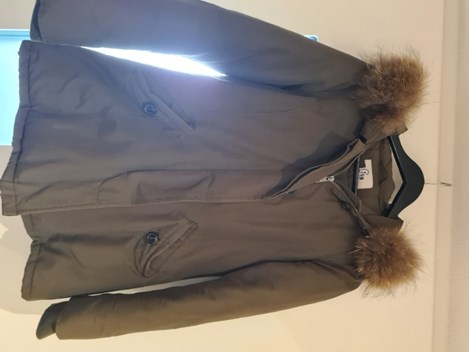 Daunenjacke mit abnehmbaren Pelz Daunenjacke mit abnehmbaren Pelz
