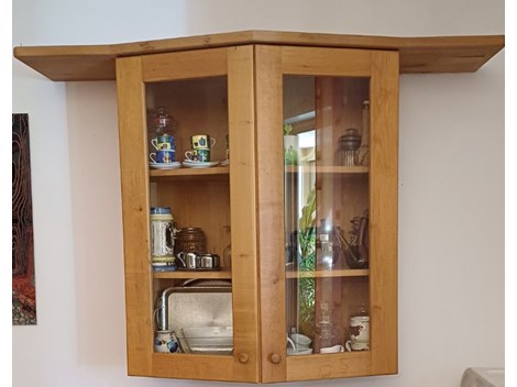 Schöne Vetrine aus Massivholz Schöne Vetrine aus Massivholz