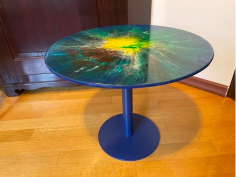 Harztisch mit Acryllackfarben gezeichnet Harztisch mit Acryllackfarben gezeichnet