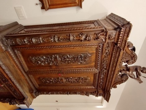Alter Schrank geschnitzt