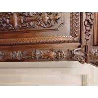 Alter Schrank geschnitzt 3