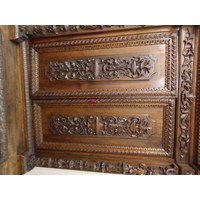 Alter Schrank geschnitzt 5