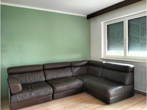 Braune Ledercouch im Vintage-Stil Braune Ledercouch im Vintage-Stil