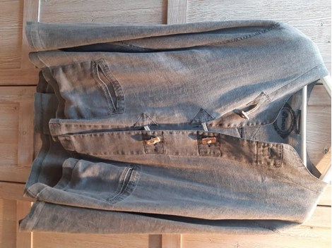 Jacke und Gilet mit "Krawatte", dazu passende Hose Jacke und Gilet mit "Krawatte", dazu passende Hose