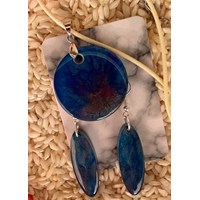 Halsband mit Anhänger aus Harz und Ohrringe 2