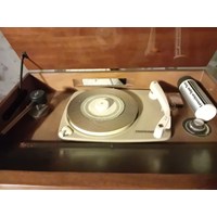Altes Telefunken Radio mit Plattenspieler, 3