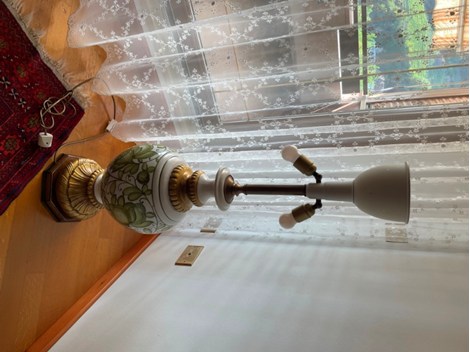 Stilvolle Stehlampe aus weißer Keramik handbemalt Stilvolle Stehlampe aus weißer Keramik handbemalt