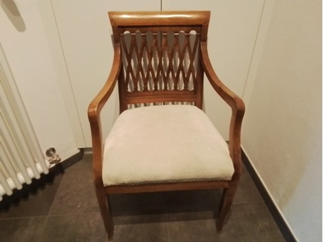 Biedermeier Stuhl in Nussholz Biedermeier Stuhl in Nussholz