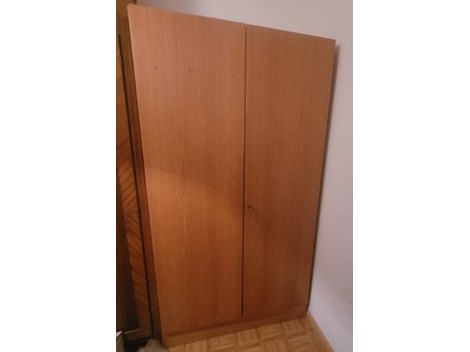 Verkaufe einen Kleiderschrank / Vendo un armadio Verkaufe einen Kleiderschrank / Vendo un armadio