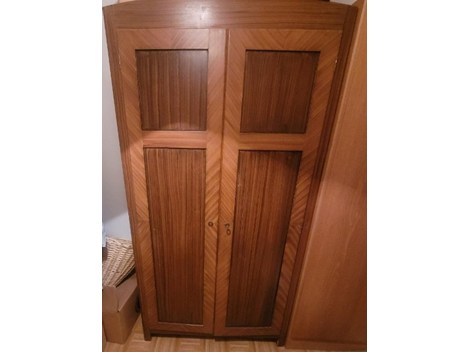 Verkaufe einen Kleiderschrank / Vendo un armadio Verkaufe einen Kleiderschrank / Vendo un armadio