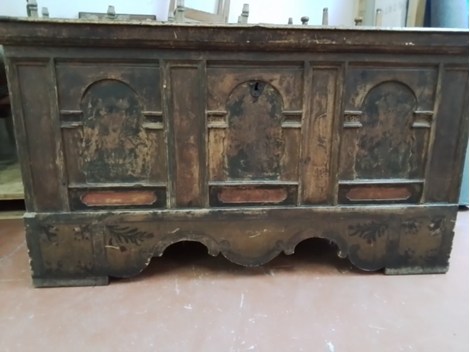 Alte Bauerntruhe vom 18. J Alte Bauerntruhe vom 18. J