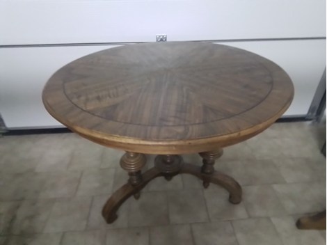 Runder Tisch in Nussholz Runder Tisch in Nussholz