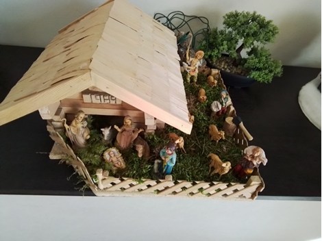 Krippe mit Figuren Krippe mit Figuren