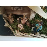 Krippe mit Figuren 5 Krippe mit Figuren 5