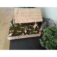 Krippe mit Figuren 2 Krippe mit Figuren 2