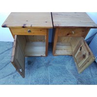 Zwei Nachtkästchen 2 Zwei Nachtkästchen 2