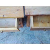 Zwei Nachtkästchen 4 Zwei Nachtkästchen 4