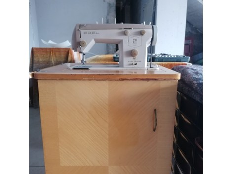 Nähmaschine mit Möbelstück