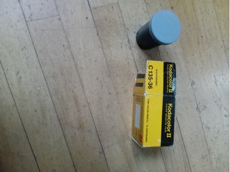 2 Kodak Filmrollen (schwarz-weiss und Farbe)