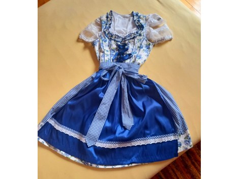 Dirndl mit Bluse und schurz