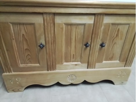 Kleiner Schrank in Massivholz