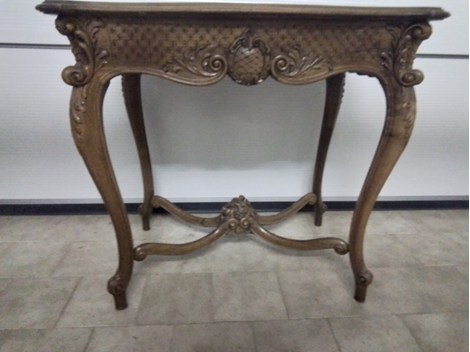 Kleiner Tisch in Massivholz