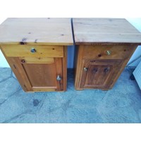 Zwei Nachtkästchen in Massivholz 4