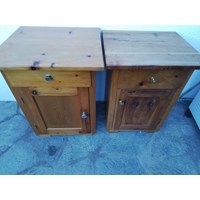 Zwei Nachtkästchen in Massivholz 3