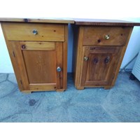 Zwei Nachtkästchen in Massivholz 2