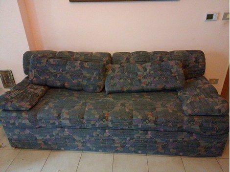 Sofa mit Bettfunktion und Tisch