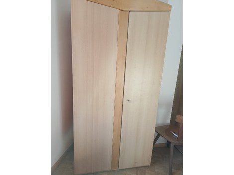 Schrank und Schreibtisch mit Überbau