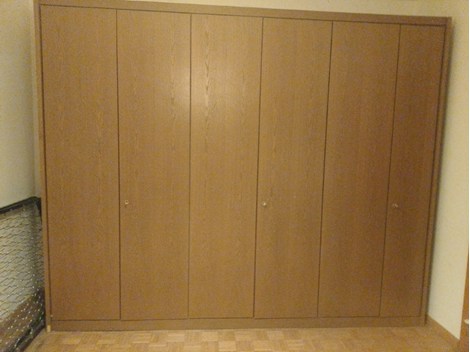 Kleiderschrank in dunkler Eiche