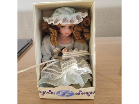 Verkaufe Porzellan-Puppe/Vendo bambola di porcella