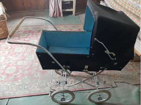 Alter Kinderwagen Retro zu verkaufen