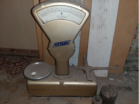 Alte Tafelwaage Vittoria mit Gewichten