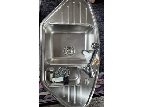 Spülbecken mit Armatur