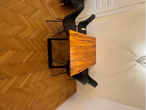 Holzesstisch mit Stühlen