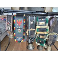 Zehn alte Glocken mit Riemen 4