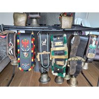 Zehn alte Glocken mit Riemen 3