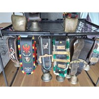 Zehn alte Glocken mit Riemen 2