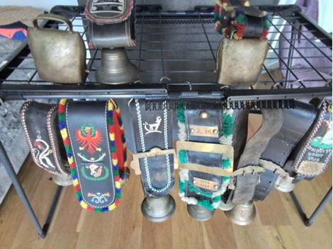 Zehn alte Glocken mit Riemen