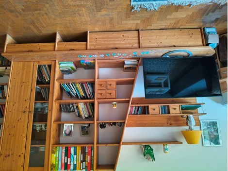 Wandschrank in Massivholz