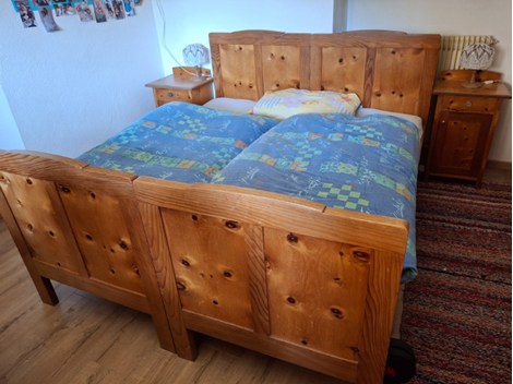 Kompettes Schlafzimmer in Zirmholz antik