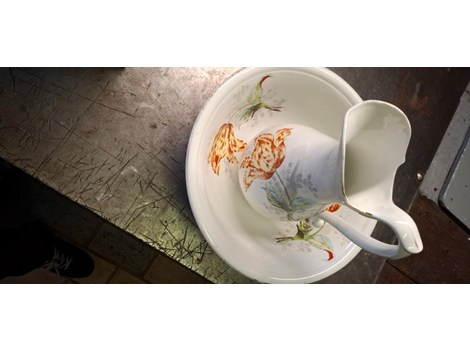 Vase mit Schüssel