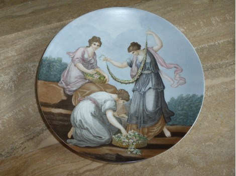 2 kunstvoll bemalte Porzellan-Zierteller