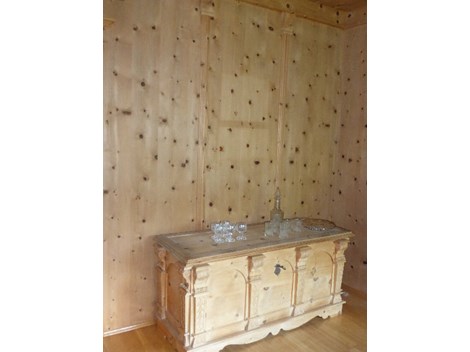 Handgeschnitzte Truhe in Zirbenholz Handgeschnitzte Truhe in Zirbenholz