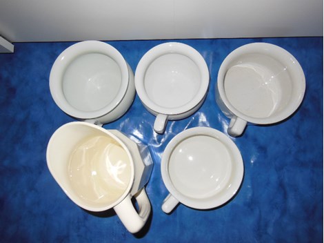 4 Nachttöpfe und ein Waschkrug 4 Nachttöpfe und ein Waschkrug